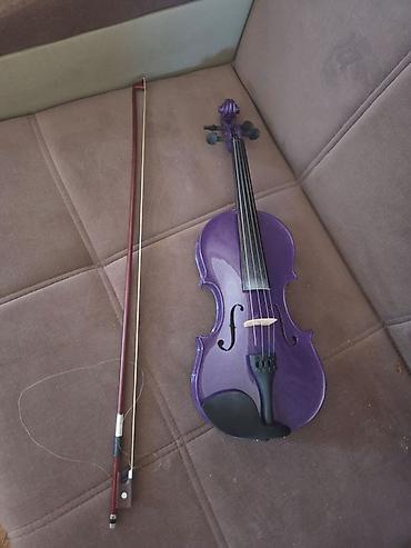 Skripkalar: Məhsul: Klassik violino dəsti – bənövşəyi rəng Təsvir: - 4/4 ölçülü — 1