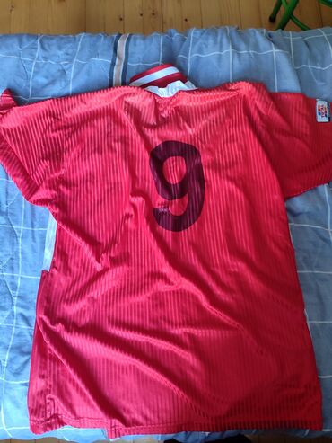 UEFA Euro 2000 loqosu və arxasında "9" nömrəsi olan qırmızı-ağ futbol
