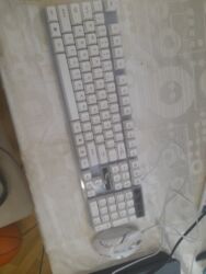 Masaüstü kompüterlər və iş stansiyaları: Ağ rəngli oyun klaviaturası və siçan dəsti - Tam ölçülü, rəqəm bloku