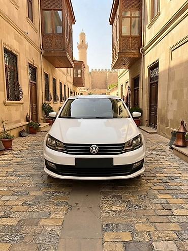 disklerin satisi: Volkswagen Polo sedan, ağ rəngdə təqdim olunur. Avtomobilin kuzovu — 5