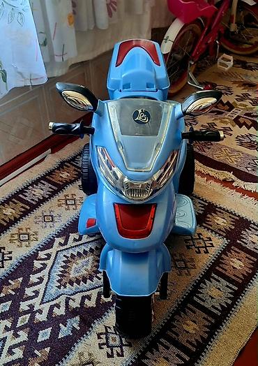 10 yaş için motorlar: Uşaq üçün elektrikli skuter (3 təkərli) - Rəng: açıq mavi, qırmızı — 2