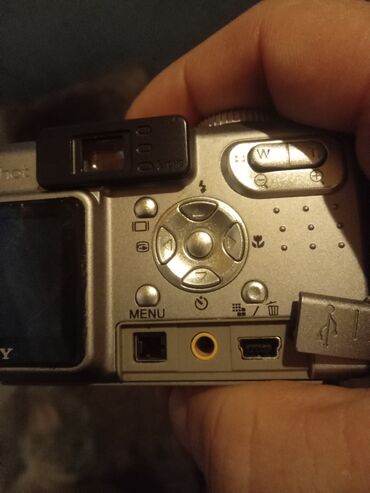 Fotokameralar: Sony Cyber-shot DSC-P10 rəqəmsal fotoaparat Xüsusiyyətlər: - Model — 16