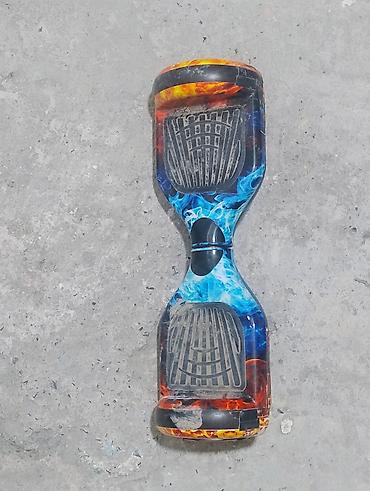 Mavi və narıncı alov naxışlı hoverboard. Hər iki tərəfində ayaq qoymaq lalafo.az -da Mavi və narıncı alov naxışlı hoverboard. Hər iki tərəfində ayaq qoymaq