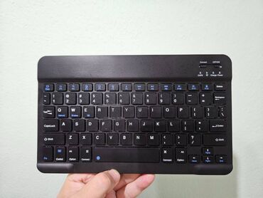 Клавиатуры: Продам компактную Bluetooth клавиатуру с английской раскладкой