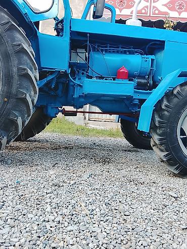 tractor belarus 1221: Mavi rəngli təkərli kənd təsərrüfatı traktoru. Xüsusiyyətlər: - Ön və — 6