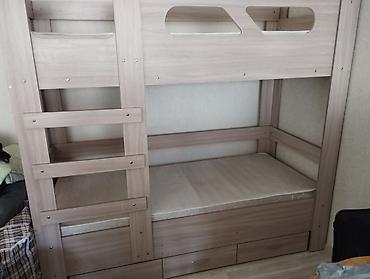 bunk bed: Двухъярусная кровать из ЛДСП в светлом древесном оттенке — 3