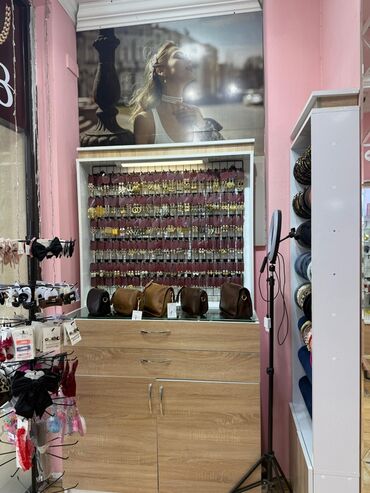 Çantalar: Satılır; yalnız mebellər içindəki setkalar və qarmaqlar. Vitrində olan — 2