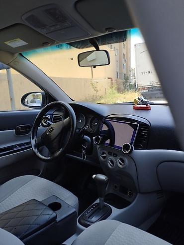 patpress satisi: Hyundai Accent sedan kuzalı avtomobil təqdim olunur. Avtomobil qara — 6
