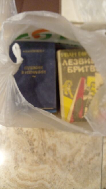 Bədii ədəbiyyat: Muxtelif janrda kitablarhardasa 150 200 e yaxin kitabdi50 qepikden — 1