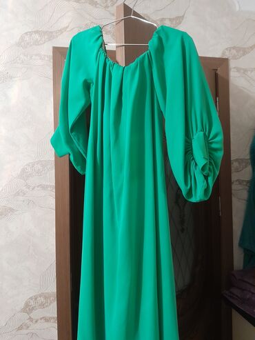 женские платья кармен: Zümrüd-yaşıl rəngdə uzun, axıcı libas. Model: bol kəsim, geniş ətəkli