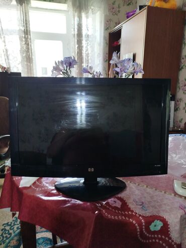 komputer manitor: Qara rəngli HP monitoru. Bu monitor, evdə və ya ofisdə istifadə üçün