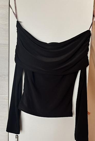 Qadın bluzası – qara rəngdə, of-şolder (çiyin açıq) model - Uzunqol -