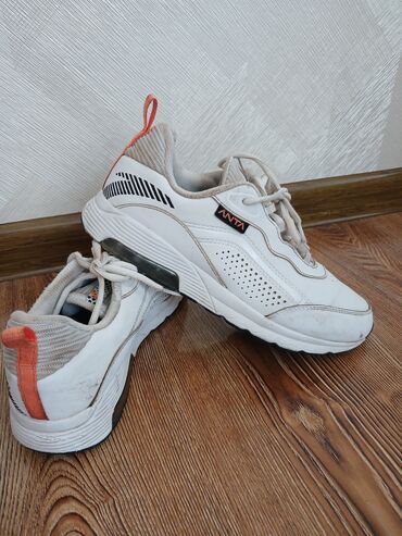Кроссовки и спортивная обувь: Спорт обувь б/у 38 размер отдам за 300с