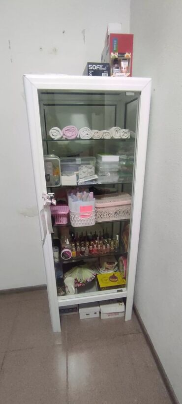 Biznes üçün program təminatı: Şüşəli dolab vitrini