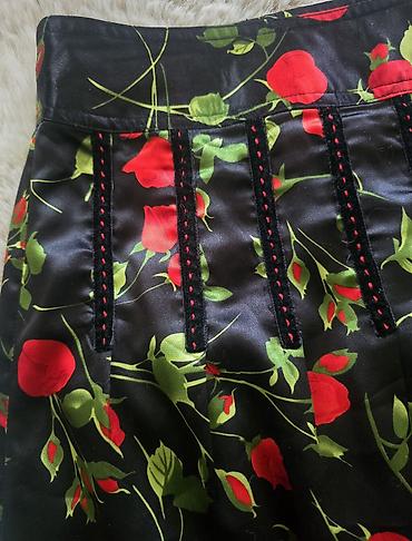 dva srca slike: Prelepa cvetna crna suknja sa crvenim ružama. Floral print. Meni je — 1