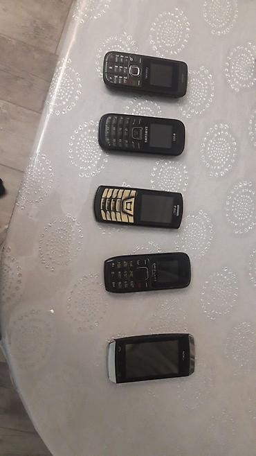 nokia 3208 classic: Şəkildə müxtəlif markalara aid 5 ədəd mobil telefon görünür. Modellər — 1