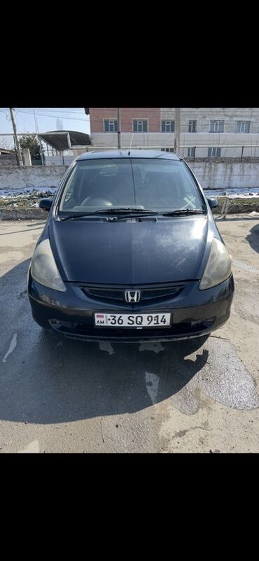 плавник антенна: Автомобиль Honda Fit с компактным пятидверным кузовом, выполненным в