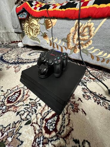продать плейстейшен 4: Sony PlayStation 4 Pro (CUH-7xx), черная Комплектация и особенности