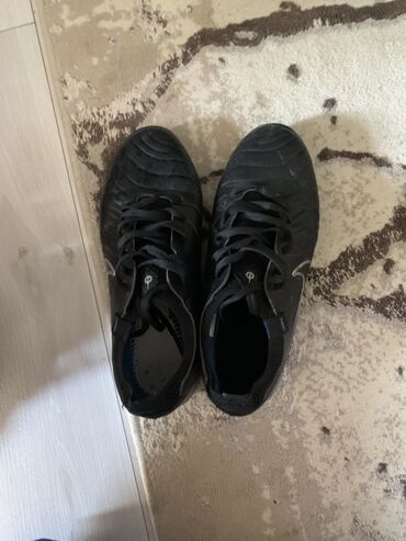 сороконожки найк меркуриал аир зум: Черные футбольные бутсы Nike Tiempo для игры в зале. Модель имеет