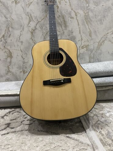 конденсаторные микрофоны: Акустическая гитара Yamaha (дредноут) - Классическая форма корпуса