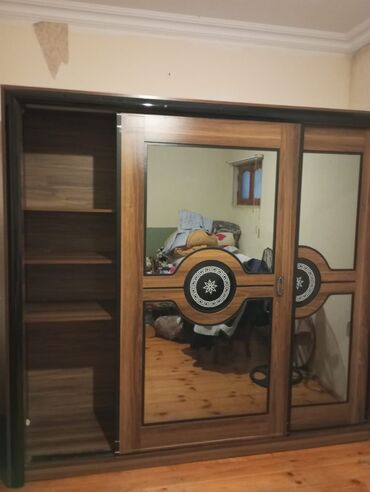 Masa və oturacaq dəstləri: İşlənmiş, Açılan, 4 qapılı Düz dolab, Dolab-asılqan