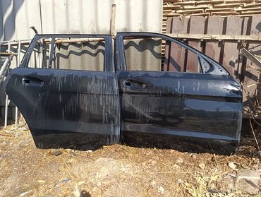 корпус бензонасоса пассат б3: Представлены две черные автомобильные двери, предположительно задняя и