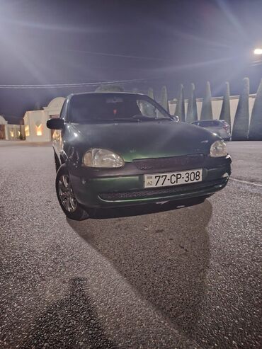 Digər avtomobillər: Yaşıllı rəngli 3 qapılı şəhər avtomobili Texniki və eksteryer: - — 2