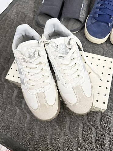 samba: Adidas Samba OG, белые/светло‑серые - Классическая модель Adidas — 1