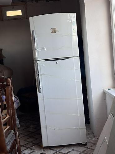 kofe qabi: İşlənmiş 2 qapılı Toshiba Soyuducu Satılır, rəng - Ağ, Təkərli — 1