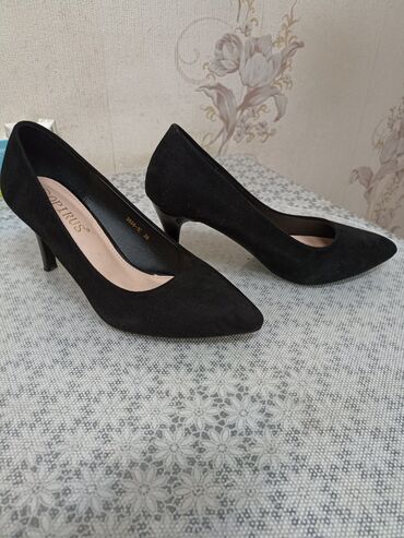 женские красивые туфельки: Туфли 38, цвет - Черный
