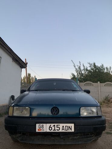 срочно срочно продам машину: Volkswagen Passat: 1990 г., 1.8 л, Механика, Бензин, Седан