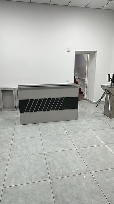 Стойка ресепшн/администратора - Материал: ЛДСП с контрастными
