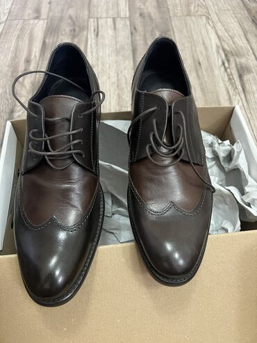 кожаные кроссовки: Продаю кожаные туфли фирмы Eram 42 размера 
Привезли из Франции