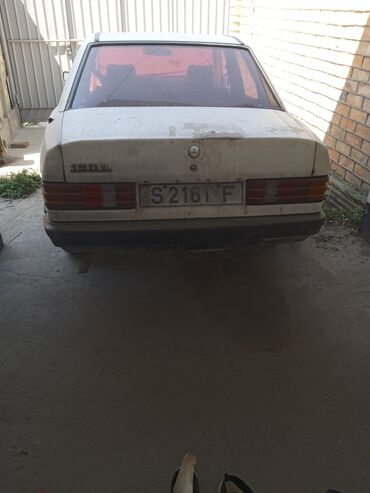 купить мерседес до 5000 долларов: Автомобиль Mercedes-Benz 190E белого цвета, четырехдверный седан
