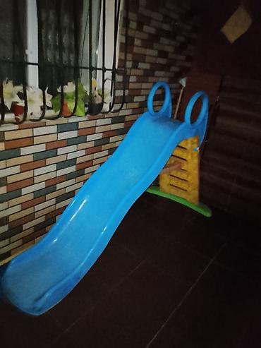 Uşaq sürüşkəni – mavi rəngli, plastik materialdan. Xüsusiyyətlər: -