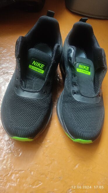 кроссовки nike zoom vomero 5: Продаю Nike ZOOM в идельном состоянии. 40 размер. За 500 сом (брали за