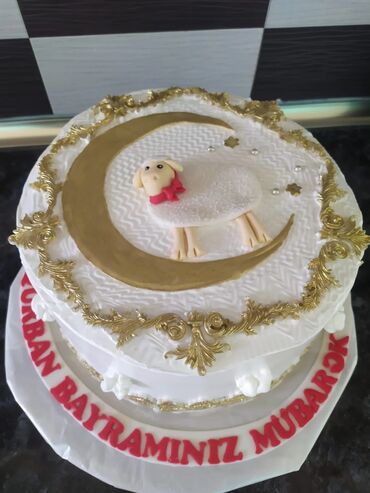 ata ad gunu tortu: Qurban Bayramı temalı tort - Dizayn: Ağ fondantla örtülmüş, qızılı