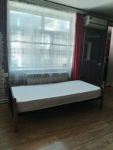 Metal-taxta çarpayı, tək nəfərlik - Ölçü: təxmini 90×200 sm (tək