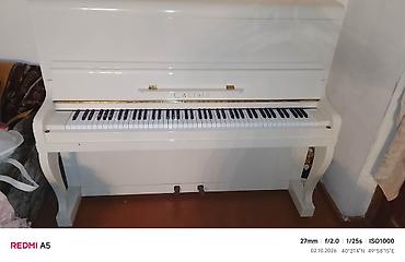 klasik gitara: CALISIA dik piano – ağ rəngli, klassik upright model. Xüsusiyyətlər — 6