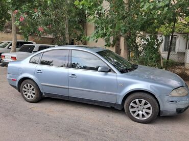 запчасти на фольксваген пассат б3: Mavi rəngdə olan Volkswagen Passat sedanı. Avtomobil gündəlik istifadə