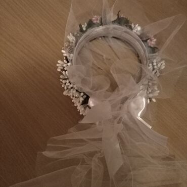 Svadbena oprema: Cvetna traka za kosu sa velom, idealna za posebne prilike. Traka je — 3