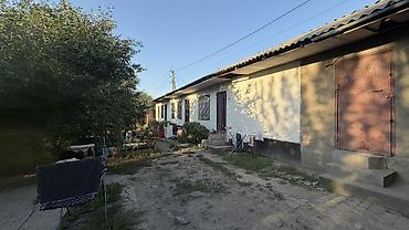Продается пол дома с участком и огороженным двором. Район нового