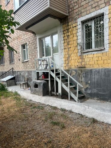 срочно продается квартира: 2 комнаты, 42 м², Хрущевка, 1 этаж