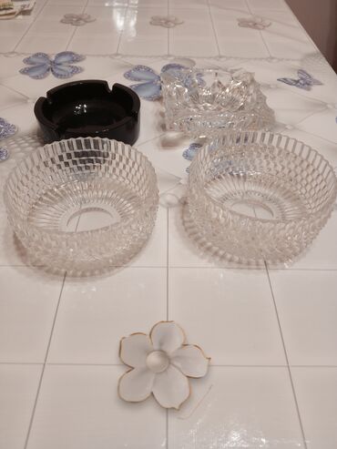 Konfet qabları: Hamısı bir yerdə 15 AZN 2 ədəd Xrustal konfet qabı, 1 ədəd Xrustal — 1