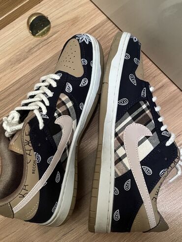 Ayaqqabılar: Nike Dunk Low Travis Scott model krossovkalardır. Tam ideal vəziyyətdə