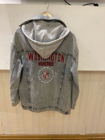 женские толстовки с капюшоном: Denim kapüşonlu gödəkcə - Rəng: açıq boz - Üzərində qırmızı