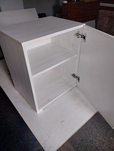 icine zenska m: Cabinet, color - White, Used