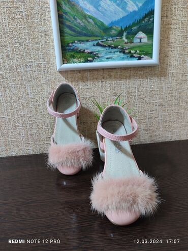 свитшот нежно розового: Туфельки с натуральным мехом. 
Очень красивая и нежная. 
размер-25