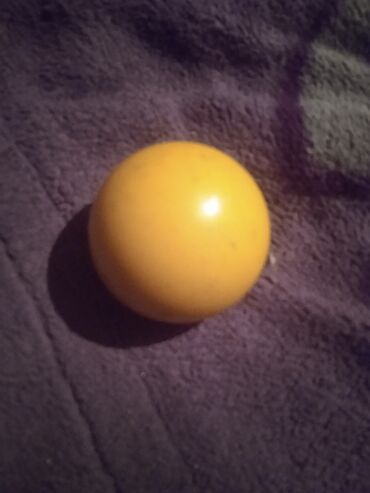 спортивный женский: Продаю бильярдный шарик Жёлтого цвета