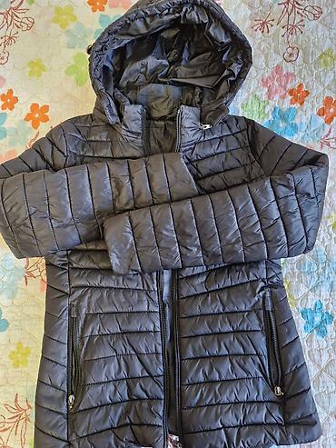 Демисезонные куртки: Продаю куртку деми,размер M 160/84A. маломерит. капюшон — 8